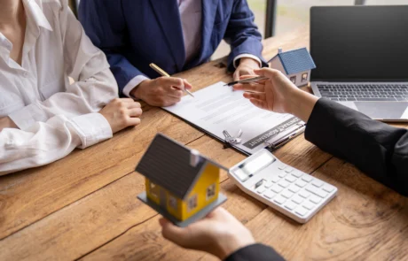 Immobilienunternehmen, die Häuser und Grundstücke kaufen, übergeben den Kunden die Schlüssel und die Häuser, nachdem sie einen Kaufvertrag und einen Kreditvertrag abgeschlossen haben. Gespräch mit einem Immobilienmakler